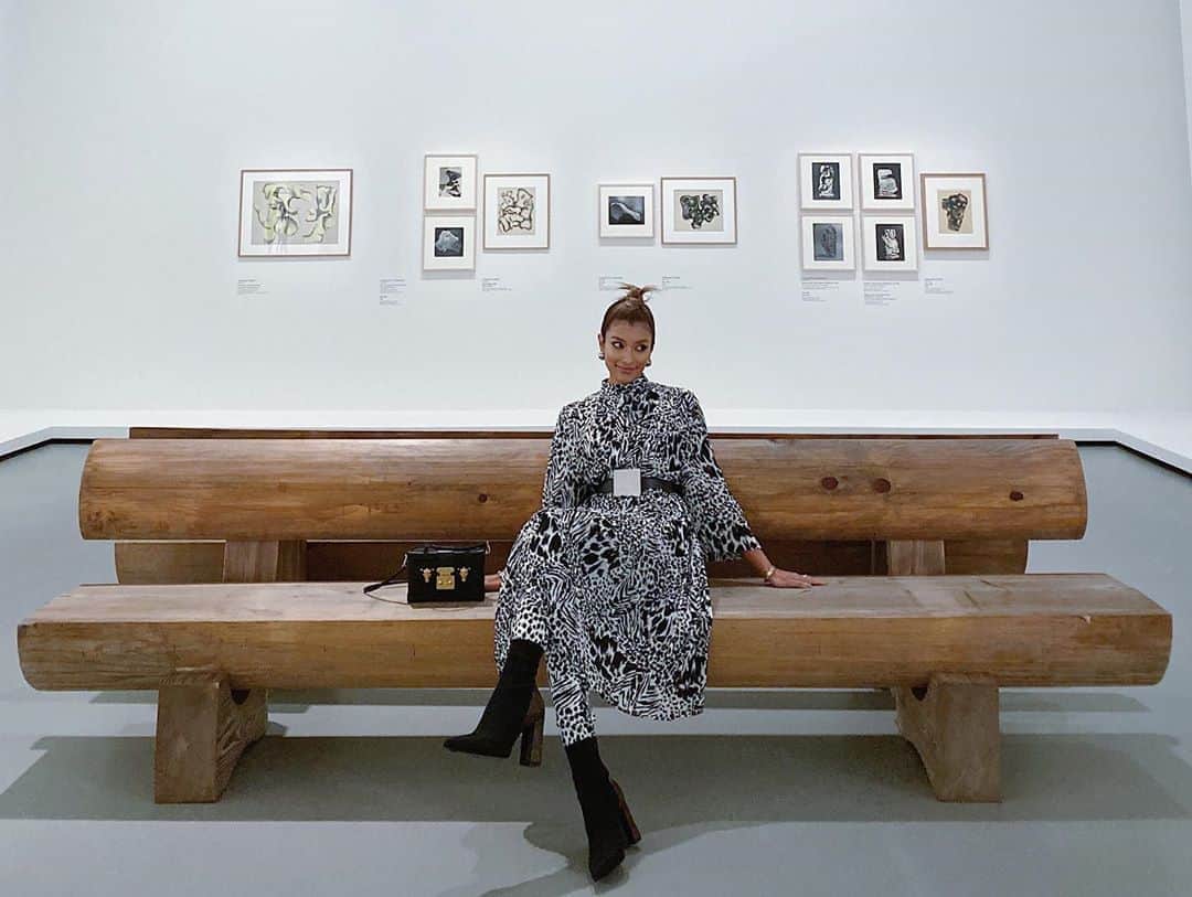ローラさんのインスタグラム写真 - (ローラInstagram)「I’ve visited the Foundation Louis Vuitton🖤Fondation Louis Vuittonで開催しているデザイナーや建築家として活躍したCharlotte Perriandさんの展示会を観に行ってきたよ！ペリアンさんの没後20周年を記念したエキシビションで、会場内は「理想の住まい」「社会参加と自然への回帰」「日本と再構築」「芸術と文化の統合」などのテーマに基づいた11のギャラリーで構成されていてとても素敵だった☺️🎨✨ #FondationLouisVuitton」10月8日 15時22分 - rolaofficial