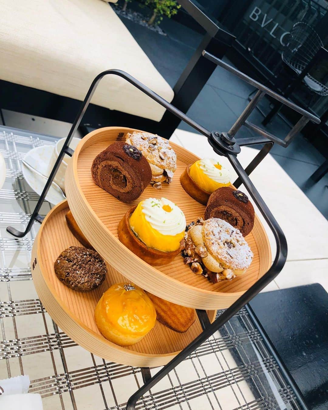 内木志のインスタグラム：「CHANEL Cafe💗 叔母に初めてafternoon teaに連れて行ってもらいました❣️☕️ ケーキ沢山食べられて幸せでした😋 どれも美味しかったよ🥺 #chanelcafe  #銀座 #afternoontea」