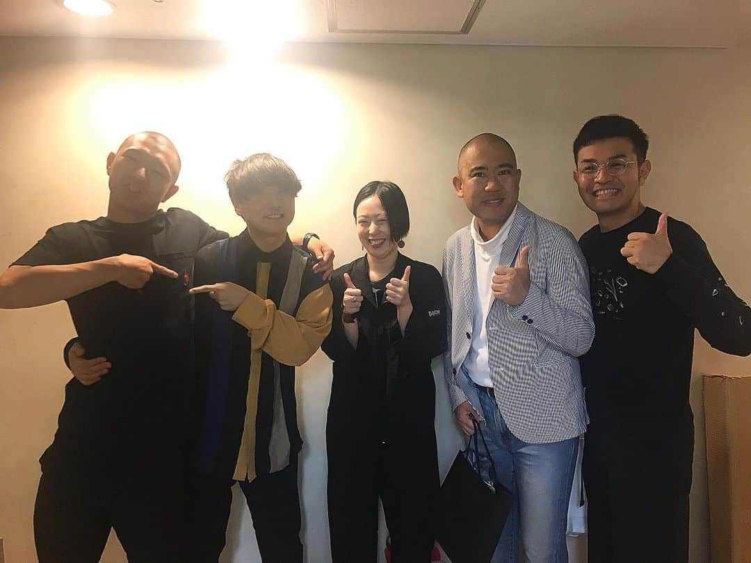高見雄登のインスタグラム：「#ヒガチキ いとうひでみさん、ありがとうございます！ 今回もステッカー作って持ってきてくださいました！コーナーで着てたTシャツもいとうさんにプレゼントしてもらいました！ お世話になれるだけなってます！ありがとうございます！ ヒガチキ5人目のメンバーと思ってます！ #いとうひでみ さん」