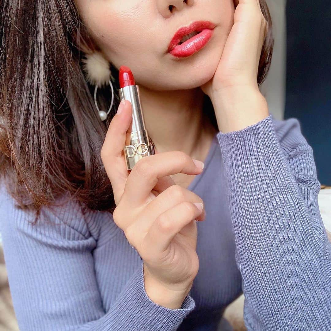 長嶺菜菜子さんのインスタグラム写真 - (長嶺菜菜子Instagram)「﻿ ﻿ 赤リップ久々💄 この時期になるとなんか引き寄せられる﻿ ﻿ ﻿ ドルガバのリップコスメ、初めての体験﻿ ﻿ ﻿ 発色が良くて落ち着いた洋服と相性抜群なカラー💋﻿ ﻿ ﻿ 何よりキャップのレオパード柄がめちゃくちゃ可愛い😍🙌﻿ アクセサリー感覚で気分をあげさせてくれる🦄🌈﻿ ﻿ ﻿ 👉ドルチェ＆ガッバーナ ザ・オンリーワン ルミナスカラー リップスティック💄#640﻿ ﻿ ﻿ @dgbeauty﻿ 👸Queenな魅力を呼び覚まし艶やかに開花させるイタリア発のメイクブラン﻿ 「ドルチェ＆ガッバーナ ビューティ」のコスメ﻿ ﻿ ☀️イタリアの太陽、シチリアにインスパイアされたメイクアイテムが日本初上陸﻿ ﻿ ﻿ 要チェックヾ(*･∀︎･*)ﾉﾞ﻿ ﻿ ﻿ ☆----------------------------------------------☆﻿ #沖縄人 #うちなんちゅ﻿ #八重歯 #でこっぱち﻿ #DG日本﻿ #ドルガバコスメ﻿ #DGコスメ﻿ #コスメ﻿ #コスメ好きさんと繋がりたい﻿ #PR﻿ #DolceGabbana」10月8日 15時36分 - na7co0422