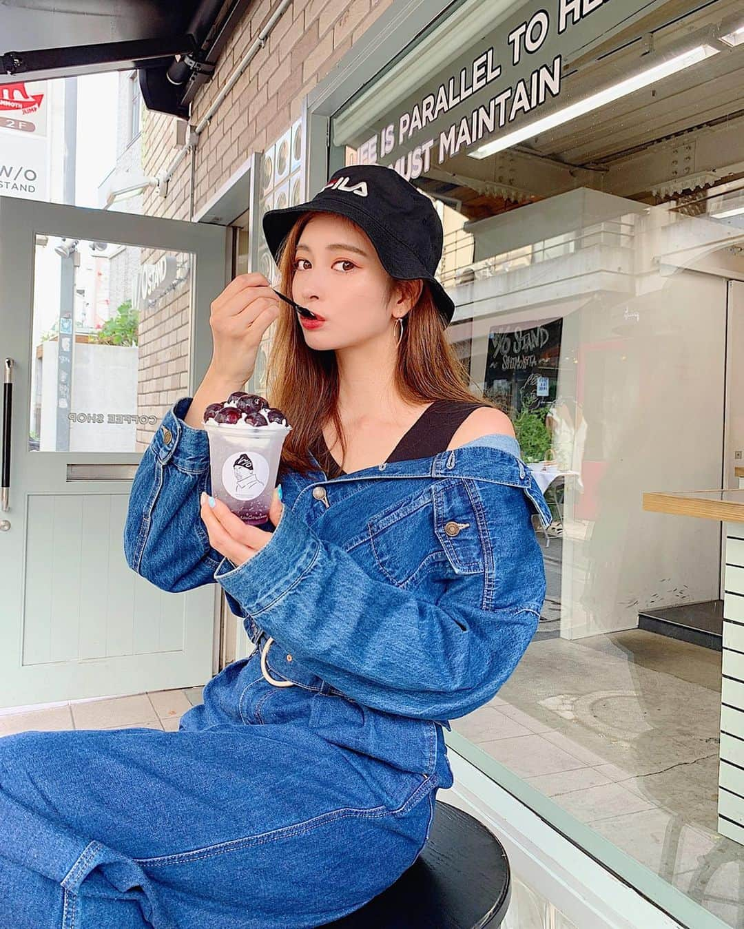 得あゆさんのインスタグラム写真 - (得あゆInstagram)「カフェあるとすぐ入る🍇 ・ W/O STAND ☕️下北沢 可愛いいいいい🥰 ・ ・ ・ ・ ・ ・ ・ ・ #デニム#バケットハット#カジュアル#大人カジュアル#スニーカー#秋#秋服#スポーティー#下北沢#下北沢カフェ#古着#古着女子#古着コーデ#巨峰#お洒落#お買い物#お散歩#コレクション#インスタ映え#カメラ女子#写真#カフェ巡り#オトナ女子#denim#sneaker#fila#japanesegirl#autumnfashion#tokyo#correction」10月8日 15時42分 - tokuayu819