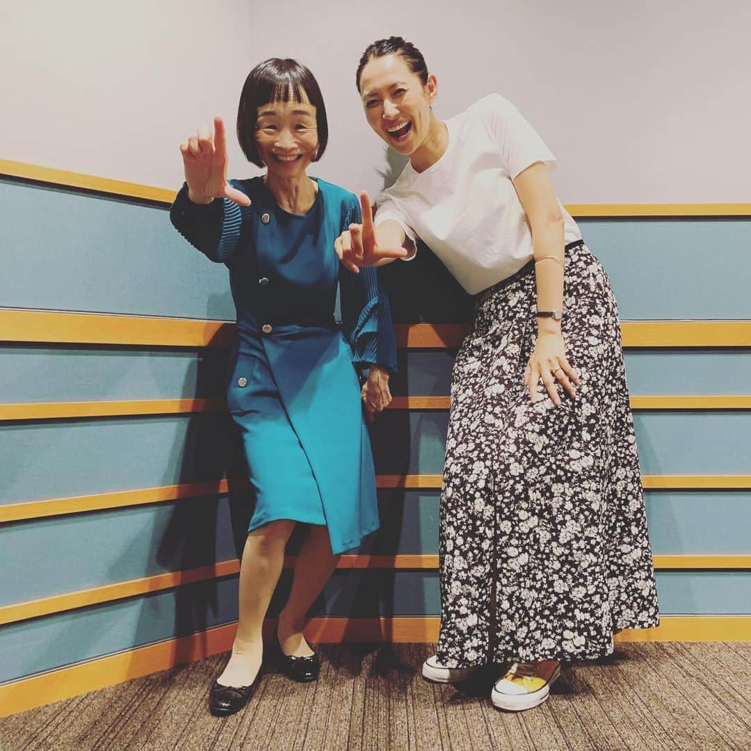 浜島直子さんのインスタグラム写真 - (浜島直子Instagram)「今日はラジオの収録へ。 ゲストは、女優の どんぐりさん🌰  去年大ムーブメントを巻きおこした映画「カメラを止めるな」で注目され、今や映画にドラマに引っ張りだこのどんぐりさん。  先日放送されていた「ルパンの娘」では深田恭子さんのおばあちゃま役で出演されていて、時々登場する黄色いボディスーツ姿がインパクト大でしたよねぇ！  そんな大人気のどんぐりさんに、この世界に入ったきっかけや、健康法など聞きましたよ✨ ・ 今年の春に「暮らしのレシピ」にも出てくださったどんぐりさん。 その時から私はすっかり心を鷲掴みされ、今やどんぐりさんの大ファンに。  いつどんな時でも前向きに、いいイメージを抱いて、いい言葉を発して、出会った人に心からの感謝を伝えて、一緒にいるとなんて元気のもらえる、なんて心地よい方なんだ！と思いました✨ 久々に会えて本当に嬉しかった！ そして今日も眩しくて、ますます大好きになりました🌈 ・ どんぐりさんがゲストの放送回は、10月12日、19日土曜日の全2回。 bayfmで午前11時から。radikoで全国聴けますので、お時間ありましたら是非よろしくお願いいたします😊 ・ #東京ガス #bayfm #キュリオスハマジ #どんぐり さん #写真2枚目はLの一族ポーズ #写真3枚目はカメラを止めるなポーズ #視聴者プレゼンにサインいただきましたよ！ #応募方法は番組後半で📻」10月8日 15時55分 - hamaji_0912