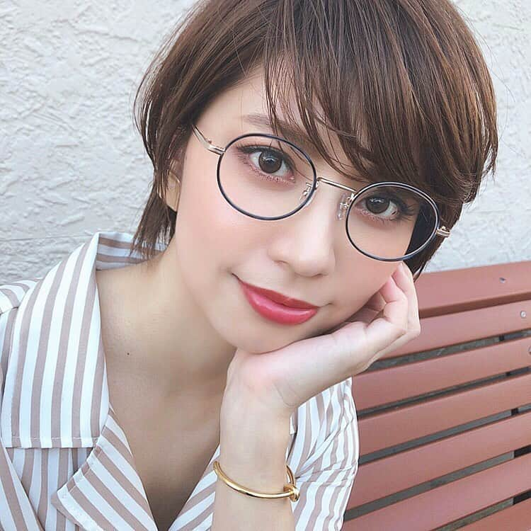 筒井愛実さんのインスタグラム写真 - (筒井愛実Instagram)「． 乱視なのでoffのときは実はメガネユーザー🤓デザインでイメージ大きく変わるからメガネって楽しい♪ ． このメガネはBEAMSのBDJ-1001 ゴールド（ネイビーデミ）っていう品番です🙌繊細で綺麗なネイビーで、縁取りが細めだから色んな服と合わせやすく重宝しています！ ． #sunreeve #beamsdesign #eyewear #メガネ #BEAMS」10月8日 15時56分 - manamin_158cm