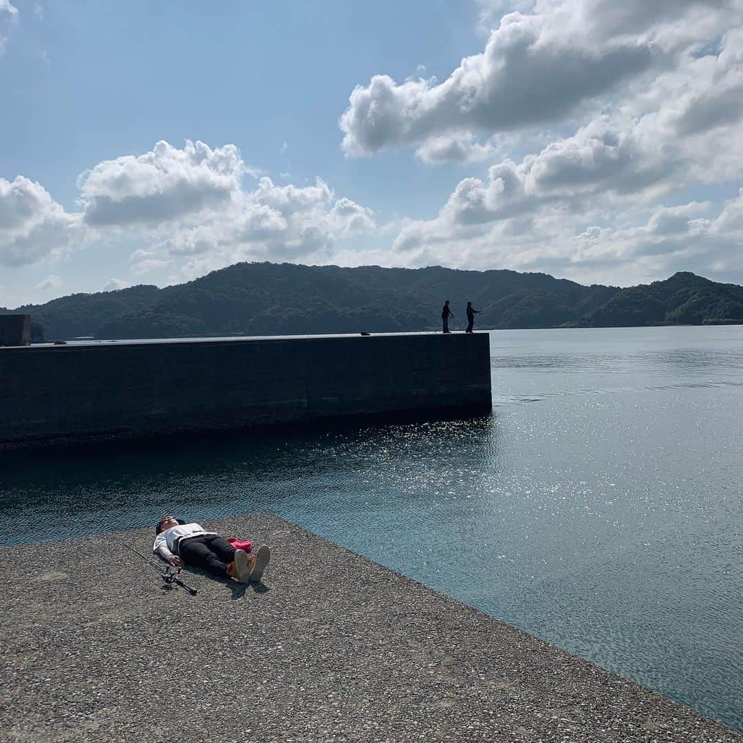 彼方茜香さんのインスタグラム写真 - (彼方茜香Instagram)「いい風景❤︎ 大分の海は綺麗だったなぁ♪ 何かこないだ海外で荷物車から出して並べて模型みたいに見える写真が流行ってる。ってやってたから真似てみたん。  #ちょっと違う #だいぶ違う #数投してイカおらんと集中力off  #映え写真」10月8日 16時01分 - serikaochikata