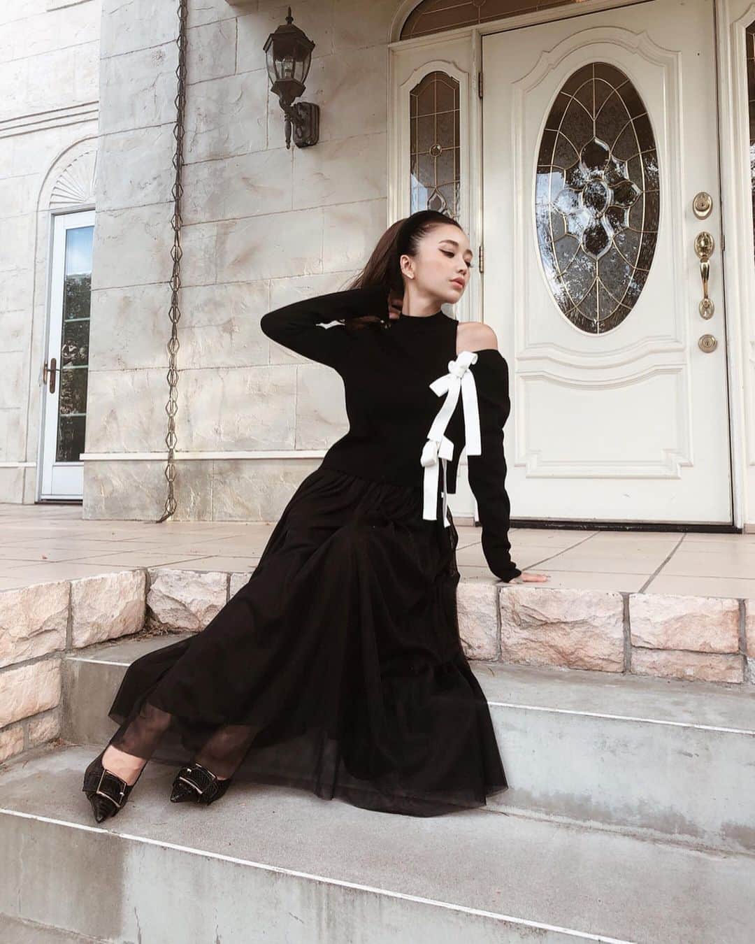 のインスタグラム：「大きいリボンが可愛いデザインニットと柔らかなチュールスカートのコンビワンピース🎀 コンビワンピースは一枚でコーデが決まるのも嬉しいし、別々で着まわしできるのも嬉しいところだよね😘 明日発売だよ💓 明日も可愛い新作盛りだくさんなのでお楽しみに😽 #eimy #eimyistoire」