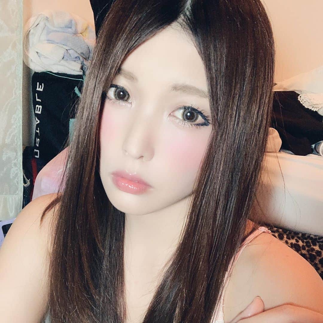 新村あかりのインスタグラム：「センター分けしてみたぞぉ、、賛否両論でしたな〜女子受けは良かった。」