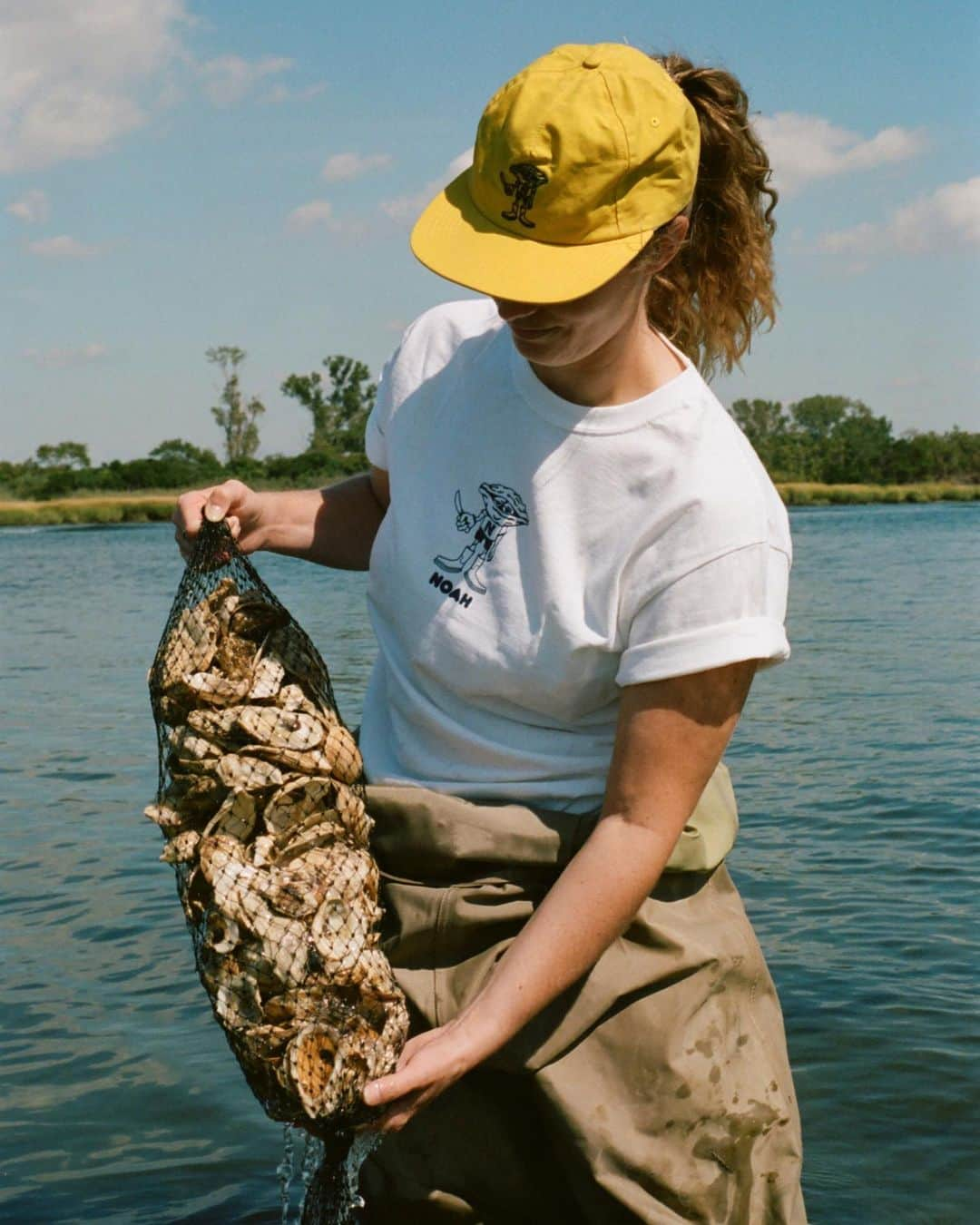 HYPEBEASTさんのインスタグラム写真 - (HYPEBEASTInstagram)「@hypebeaststyle: @noahclothing has unveiled a “Oysterman Mascot Capsule” which supports @billionoyster, an environmental non-profit committed to restoring one billion oysters to the New York Harbor by 2035. The range includes a crewneck sweatshirt, T-shirts featuring the “Oysterman” on the fronts, a hat in yellow and navy blue colorways, as well as a tote bag, reusable bottle and cup branded with the mascot. It all releases on October 10 on Noah’s website and at in-store locations. All of the proceeds from the collection will benefit the Billion Oyster Project.⁠⠀ Photo: NOAH」10月8日 16時25分 - hypebeast