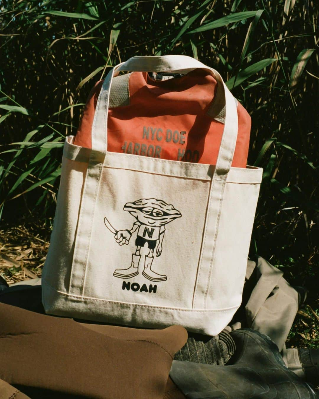 HYPEBEASTさんのインスタグラム写真 - (HYPEBEASTInstagram)「@hypebeaststyle: @noahclothing has unveiled a “Oysterman Mascot Capsule” which supports @billionoyster, an environmental non-profit committed to restoring one billion oysters to the New York Harbor by 2035. The range includes a crewneck sweatshirt, T-shirts featuring the “Oysterman” on the fronts, a hat in yellow and navy blue colorways, as well as a tote bag, reusable bottle and cup branded with the mascot. It all releases on October 10 on Noah’s website and at in-store locations. All of the proceeds from the collection will benefit the Billion Oyster Project.⁠⠀ Photo: NOAH」10月8日 16時25分 - hypebeast