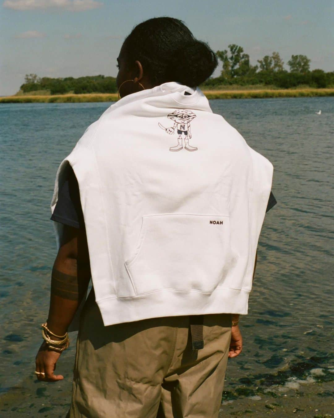 HYPEBEASTさんのインスタグラム写真 - (HYPEBEASTInstagram)「@hypebeaststyle: @noahclothing has unveiled a “Oysterman Mascot Capsule” which supports @billionoyster, an environmental non-profit committed to restoring one billion oysters to the New York Harbor by 2035. The range includes a crewneck sweatshirt, T-shirts featuring the “Oysterman” on the fronts, a hat in yellow and navy blue colorways, as well as a tote bag, reusable bottle and cup branded with the mascot. It all releases on October 10 on Noah’s website and at in-store locations. All of the proceeds from the collection will benefit the Billion Oyster Project.⁠⠀ Photo: NOAH」10月8日 16時25分 - hypebeast