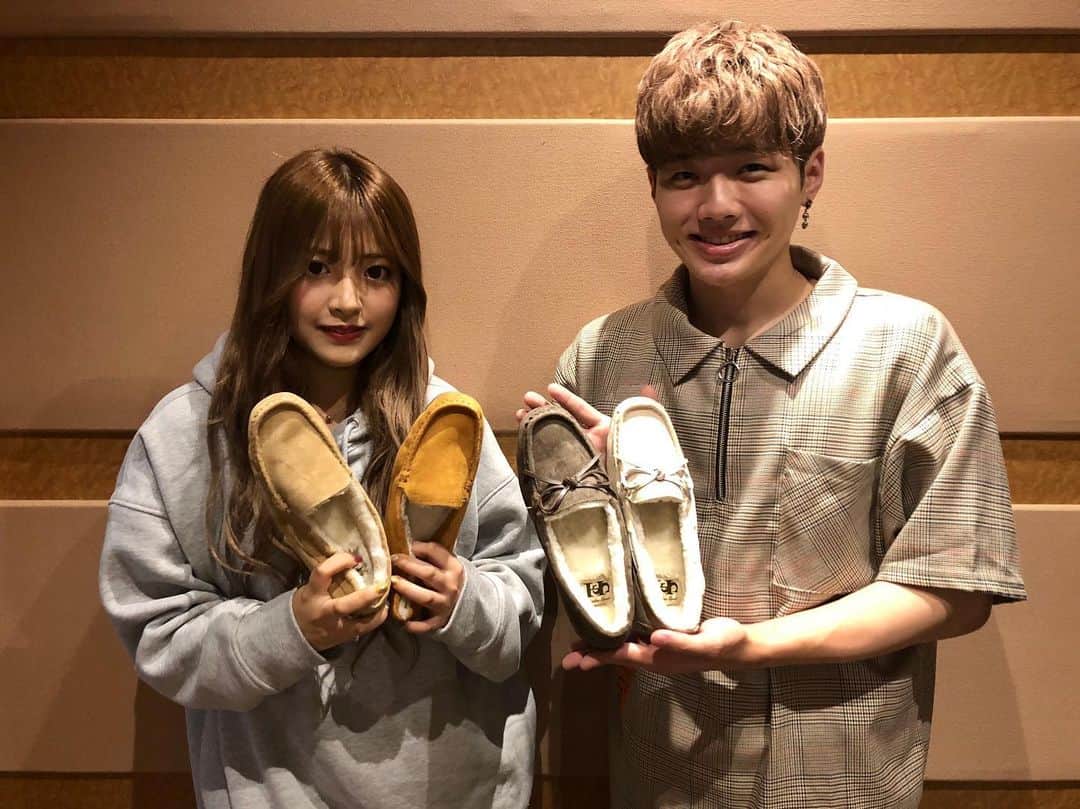 ABCマートさんのインスタグラム写真 - (ABCマートInstagram)「. 店内放送【ABCリコメンズ】新MC🌟 .  10/8(火)より全国のABC-MARTの店内で放送されている店内放送【ABCリコメンズ】のMCが≪まるりとりゅうが≫さんに💕 . 番組ではもちろん楽曲や新情報も聴けますよ☝🏻💫 . お2人にはLEEコラボモカシンをご紹介頂きました！ 店内でぜひチェックして下さい🤤 【HAWKINS】 HW10117 HW10118 ¥5,900+tax . #abcmart#abcマート#エービーシーマート#店内放送#佐野文俊#まるりとりゅうが」10月8日 16時26分 - abc_mart_japan