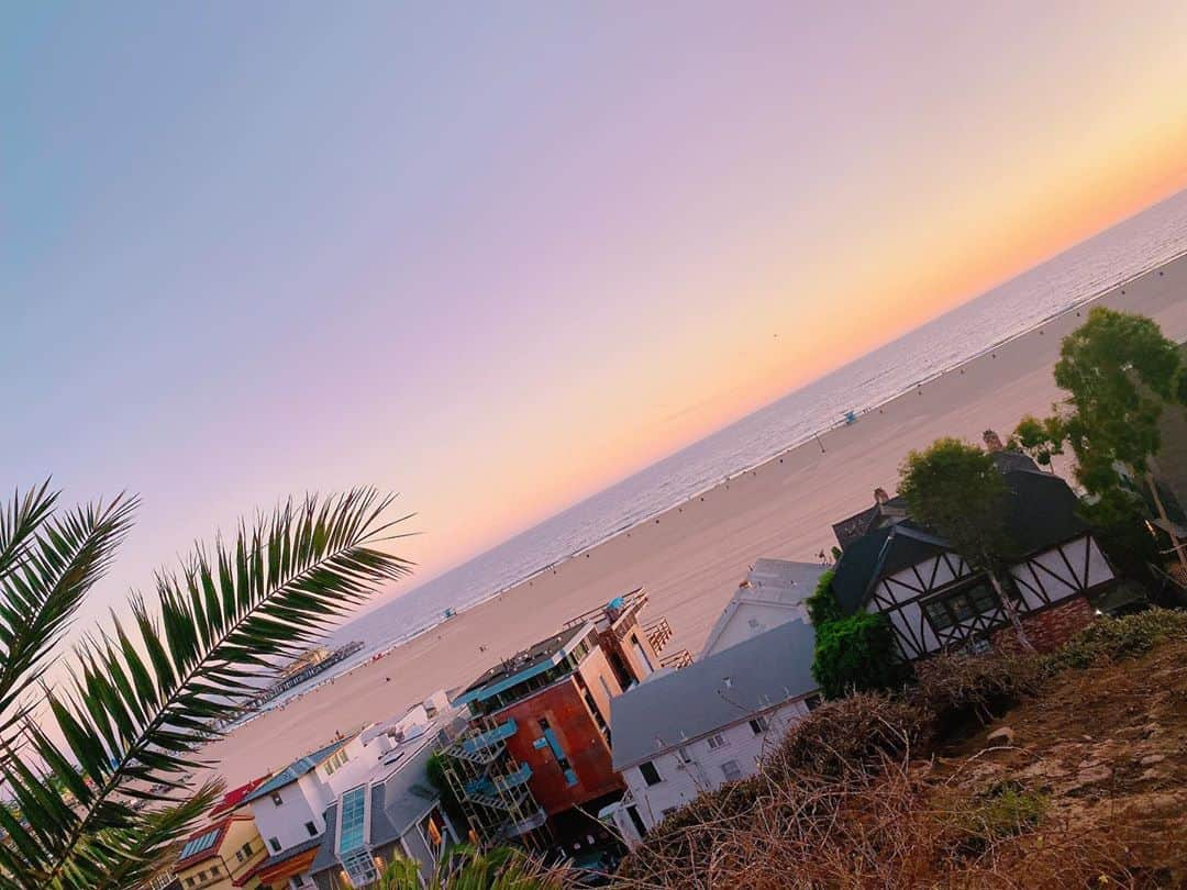 蓮城まことのインスタグラム：「🇺🇸 どうしよう、帰りたくない。 #Sunset  #SantaMonica #LosAngels #Iwannastayheremore #旅きんぐ」