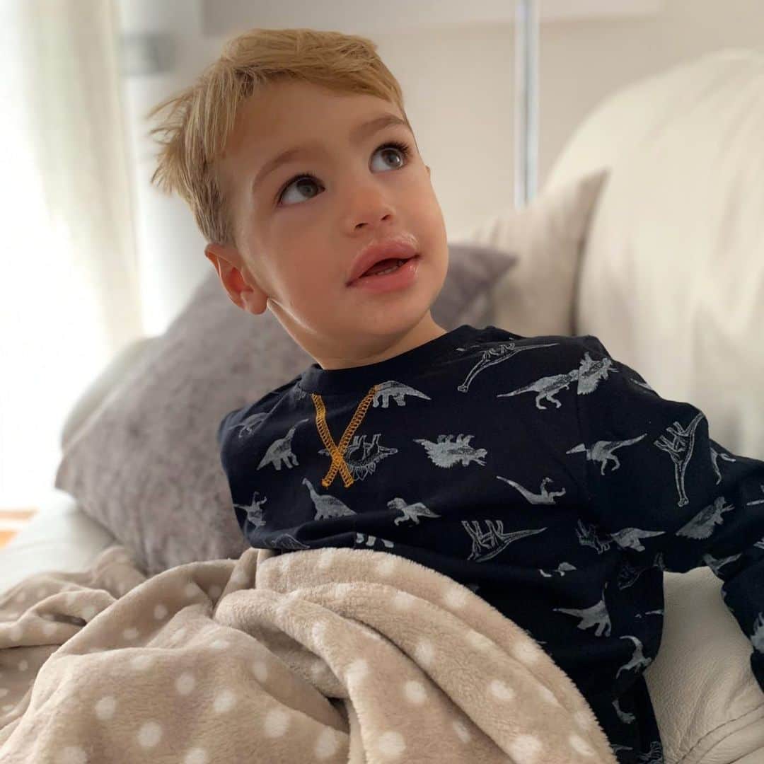 ミケーレ・カンポレーゼのインスタグラム：「🦕 il mio mottro 🦖 #TommyG#fantasy#pigiama#babyboy#goodmorning#breakfast#cecio」