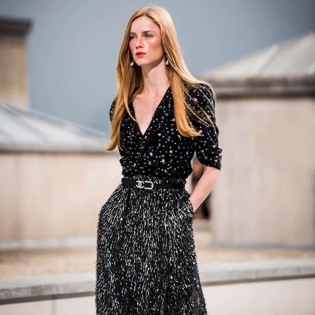 シャネルさんのインスタグラム写真 - (シャネルInstagram)「For the finale — an embellished blouse with CHANEL’s double C motif and a fringed skirt with silver accents provide a glittering finale to the show, highlighting the expertise of the ateliers. #CHANEL #CHANELSpringSummer #PFW @riannevanrompaey」10月8日 16時54分 - chanelofficial