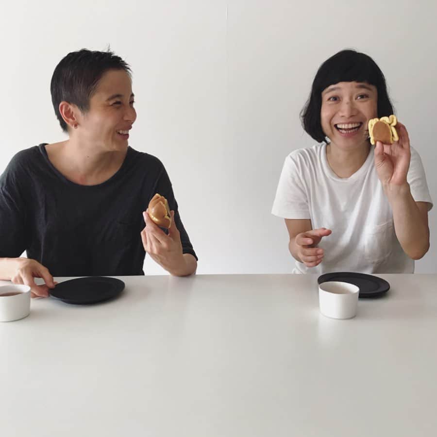 渡辺有子のインスタグラム：「本日も面白いこのおふたりと『＆premium』連載撮影。来月号のテーマは揚げもの！ぜひ、家でも揚げものをしてほしい。そんな願いを込めて、定番、衣違い、おいしく揚げるコツを紹介します。  #andpremium」