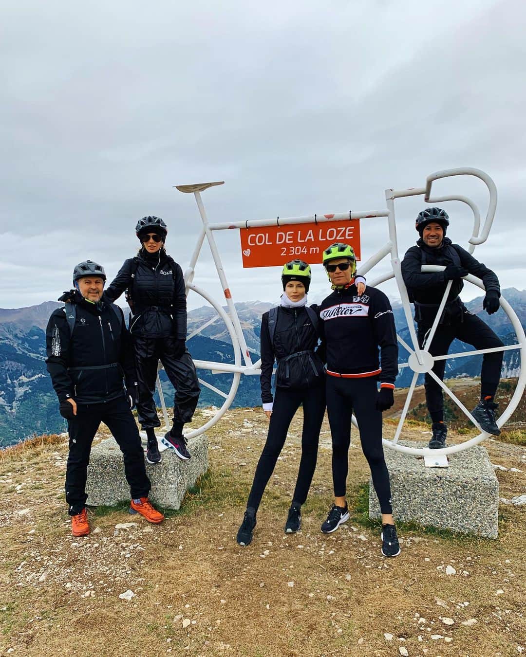 ナターシャ・ポーリーのインスタグラム：「First Time Mountain Biking 🚵‍♀️ That Was A Real Challenge For Me  @sark_kot 😅」