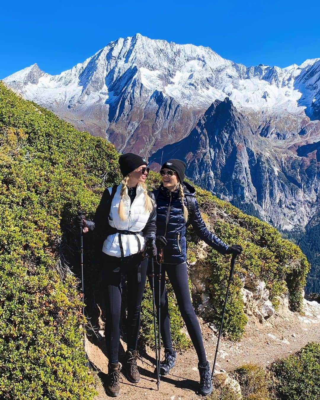 ナターシャ・ポーリーのインスタグラム：「Best Memories 😎 Thank You @sark_kot And @rodion12.04 🏔🙏🏼」