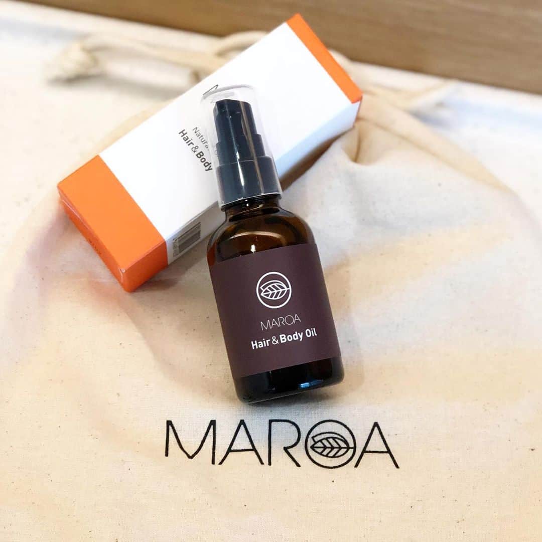 のインスタグラム：「モデルの @miwanakabayashi さんがプロデュースする、@maroa_organic をご存知ですか？ #毎日今日が一番いい髪 をコンセプトに、中林さん本人が美容成分や精油、テクスチャーや仕上がりに至るまでこだわり抜いて、製品をプロデュースしているブランドなんです。 そのブランドの第2弾となる、MAROA ナチュラルオイル ヘア&ボディ ¥4800(税抜)が10月4日に発売になりました㊗️ MAROAの大人気シャンプー＆トリートメントと同じ、オレンジとマンダリンの香りが本当に心地よくて、思わず深呼吸してしまう癒しのオイル。 天然成分100%でテクスチャーもサラッとしているから、髪にも肌にも使いやすい使用感。 興味がある方は、是非 @maroa_organic のサイトをのぞいてみてください🤗 (編集W) #MAROA #maroaorganic  #中林美和 #毎日今日が一番いい髪  #ヘアオイル #ボディオイル #マルチオイル #maquia」