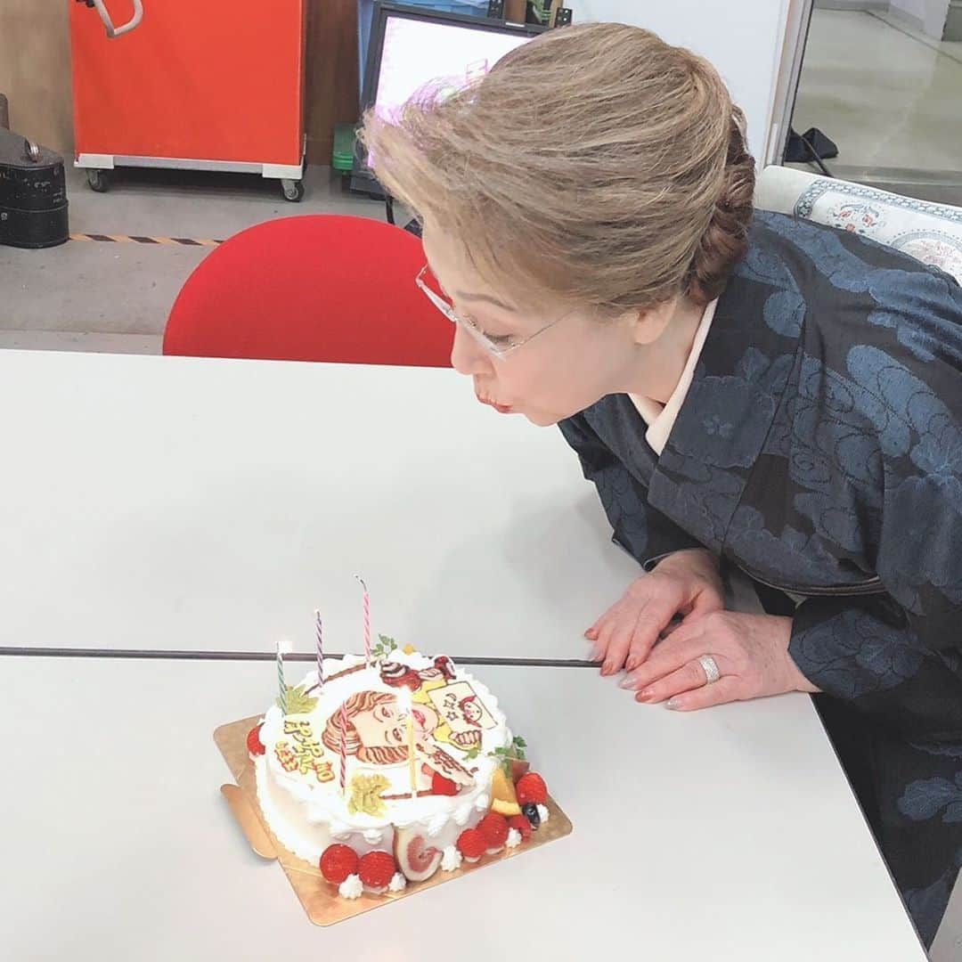 モモコさんのインスタグラム写真 - (モモコInstagram)「ヘレンさん、お誕生日でしたー㊗️✨ ７３才！むっちゃ、お若い感覚にいつも感動です！あたしもヘレンさんの歳まで絶対頑張ろと思わせて下さいます！ しかし、ケーキのロウソク消した後、頭下げ過ぎです！笑笑 可愛いすぎるー💕  #ハイヒールモモコ #👠 #👠🍑 #CHANEL #シャネラー #グルメ #西川ヘレン さん #お誕生日 #おめでとうございます」10月8日 16時59分 - highheel_momoko