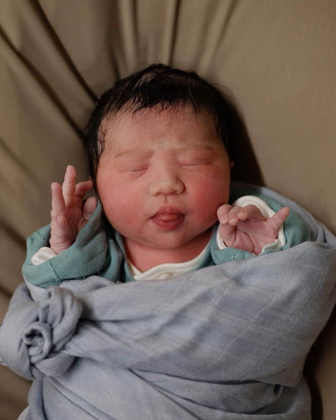 藍のインスタグラム：「今日は歌瑠多1歳の誕生日🎂  誕生日おめでとう😊 生まれてきてくれた日から今日まで、毎日毎日幸せな気持ちにしてもろてる😊  下が生まれたら上が寂しがらんようにってこの一年虎を優先にしてたから、歌瑠多にはちょっと我慢させた気がする。 やからこれからいっぱいわがまま聞いてあげる😚  セルフねんねしてくれたりよく寝てもくれたからホンマ助けてもらったよ😂  あなたにはありがとうがいっぱい✨  歌瑠多ありがとう😌  猿にボール投げたり、おしゃべり真似したり、歩くのも上手になってきたな😊 おてんばも増してきてもうメロンメロンです🤤❤️ 赤ちゃんから女の子になってくのが楽しみや😆 1歳もいっぱいいっぱい遊ぼうな😆❤️ 大好きだ！！愛してるよ😍 * * * #1歳 #誕生日 #おめでとう #歌瑠多 #愛娘」