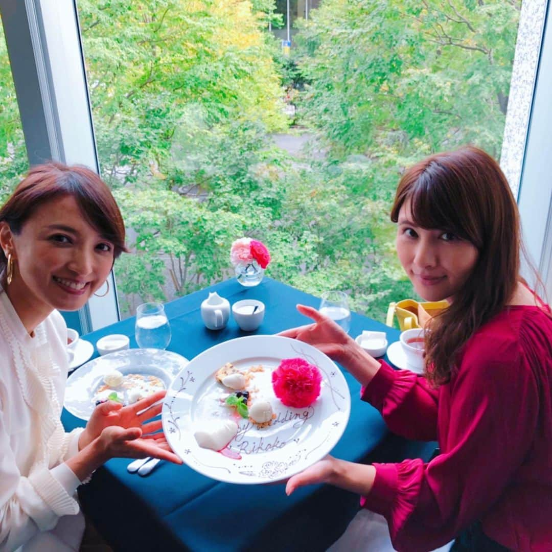 望月理恵さんのインスタグラム写真 - (望月理恵Instagram)「理香子ちゃん！ ご結婚、おめでとう〜✨ キラキラしていて眩しかったです。幸せオーラ頂きました☺️ #結婚祝い  #ランチ #セントフォース #鈴木理香子 ちゃん #後輩  #仲良くしてくれてありがとう！ #老害にならないように しないとね と 思う今日この頃 笑」10月8日 17時02分 - mochiee28