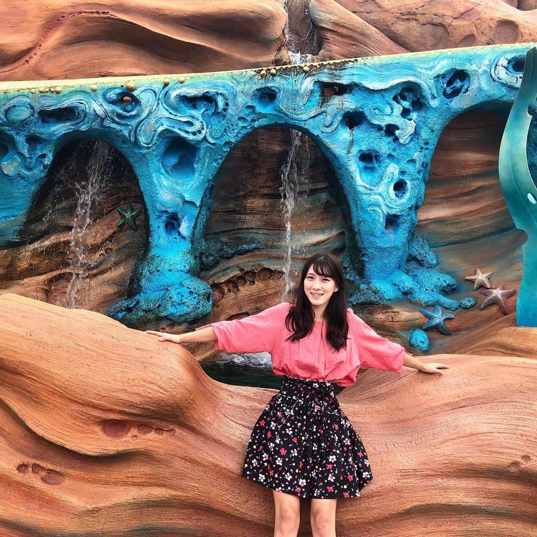 大田理裟のインスタグラム：「国体終わってディズニーシーへ😎🐭 アンバサダーホテルに泊まってたので 15分前に入れたし、ファストパスうまく取れて 30分も待たずに全部のアトラクション乗れた💕 リフレッシュできましたーっ♥︎♥︎♥︎ ... #滝行してきたよと伝えたら #えびさんの返し笑った😂😂 #ディズニーシー #アンバサダーホテル #disneysea」
