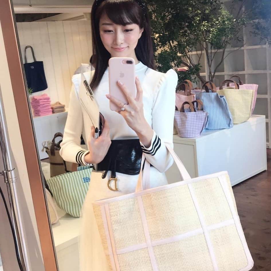 BORDERS at BALCONYのインスタグラム：「@miho_ishii  さん、「BASIC BORDER TOP」をご着用くださり、ありがとうございます！⁠⠀ ⁠⠀ さりげない肩のフレアがとても素敵です。⁠⠀ ⁠⠀ 詳しくは @bordersatbalcony_official へ→→→⁠⠀ #bordersatbalcony #ボーダーズアットバルコニー #ボーダーズ #ボーダー #ボーダーコーデ #ボーダートップス #ボーダートップス #ボーダー好き #橫條紋 #stripes ⁠⠀ #普段着 #普段使い #ootd #todayfashion #outfit⁠⠀ #newcollection2019 #2019ss #instagood #musthave #fashionpoast #japanesefashion #newcollections #白コーデ #ロングスカート ⁠⠀ #新商品発売 #productlaunch #comingsoon#newproductalert #新商品  #photooftheday」