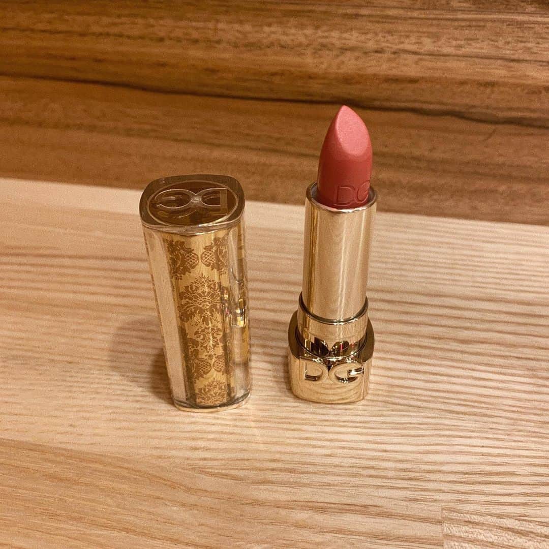 のインスタグラム：「今日のリップ💋  Dolce & Gabbana ザ・オンリーワン ルミナスカラーリップスティック 230💄  ひと塗りで見たままの発色で、色持ちもいいし、保湿力もあって潤うしお気に入り♡  キャップは自分の好きなデザイン選べるんだけど、高級感溢れるアクセサリーのようなパケと、ほのかなローズの香りにテンションあがっちゃう💓  Queenな魅力を呼び覚まし、つややかに開花させるメイクブランド @dgbeauty イタリアの太陽、シチリアにインスパイアされたドルガバコスメがいよいよ明日10/9から日本初上陸なんだって🌞  #ドルガバコスメ#DGコスメ#PR#コスメ好きさんと繋がりたい」