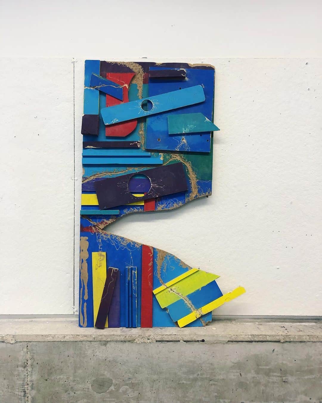 のインスタグラム：「A conversation with @the_growling_son and @jellyfishhands about the brain and being a musician.  48inch x 24inch Acrylic on wood  #markmaking #woodshop #music」