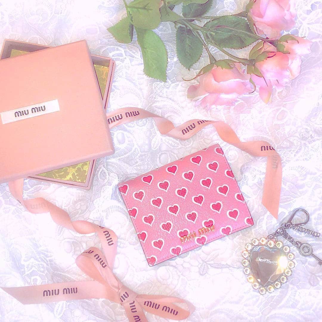 のインスタグラム：「. miumiuの愛用しているお財布💓 コンパクトなサイズで使いやすいのもポイント💡 小さなクラッチバッグにも入っちゃう◎ . -------------------------------------------------------------- Product：miu miu プリント マドラスレザー 財布 -------------------------------------------------------------- . repost from @micarose_925 . #KIREIMO #キレイモ #脱毛 #全身脱毛 #脱毛サロン #美容 #美容情報 #美容部 #肌ケア #ハート柄 #ハートモチーフ #置き画 #置き画くら部 #バッグの中身 #カバンの中身 #可愛いものが好き #miumiu #ミュウミュウ #財布ブランド #ご褒美 #プレゼントに #プレゼントに最適 #プレゼントにおすすめ #サプライズプレゼント #誕生日プレゼント🎁 #ピンク好き #お財布 #革小物 #人気ブランド #miumiu財布」