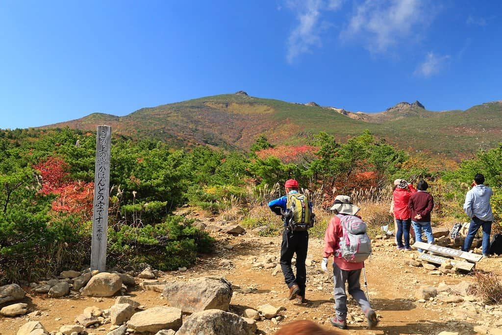 福島県さんのインスタグラム写真 - (福島県Instagram)「来て！ 安達太良山 磐梯朝日国立公園内の南端に位置し、日本百名山と花の百名山に選ばれています。初夏には天然記念物の｢しゃくなげ｣が咲き乱れ、美しい渓流は登山者の心をなごませ、秋は一面燃えるような紅葉に包まれます。ロープウェイ（11月4日まで）もあり登山初心者にもおすすめです。 #二本松市 #安達太良山 #登山 #紅葉 #福島 #ふくしま #ふくしまからはじめよう #来て #fukushima #traveljapan #futurefromfukushima #japantrip #fukushimatrip #art_of_japan #instagramjapan #japan_of_insta  #insta_fukushima  #special_spot_」10月8日 17時24分 - realize_fukushima