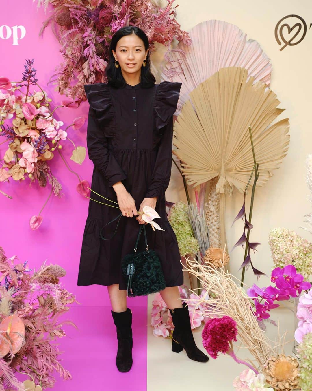 榮倉奈々さんのインスタグラム写真 - (榮倉奈々Instagram)「またまた @emisuzuki_official が新たな事を✨ 明日のam7:00から３０時間限定で購入できる洋服たち。 私はブラックワンピース× @tods のモコモコ。  #emisuzukixthedrop」10月8日 17時25分 - nana_eikura