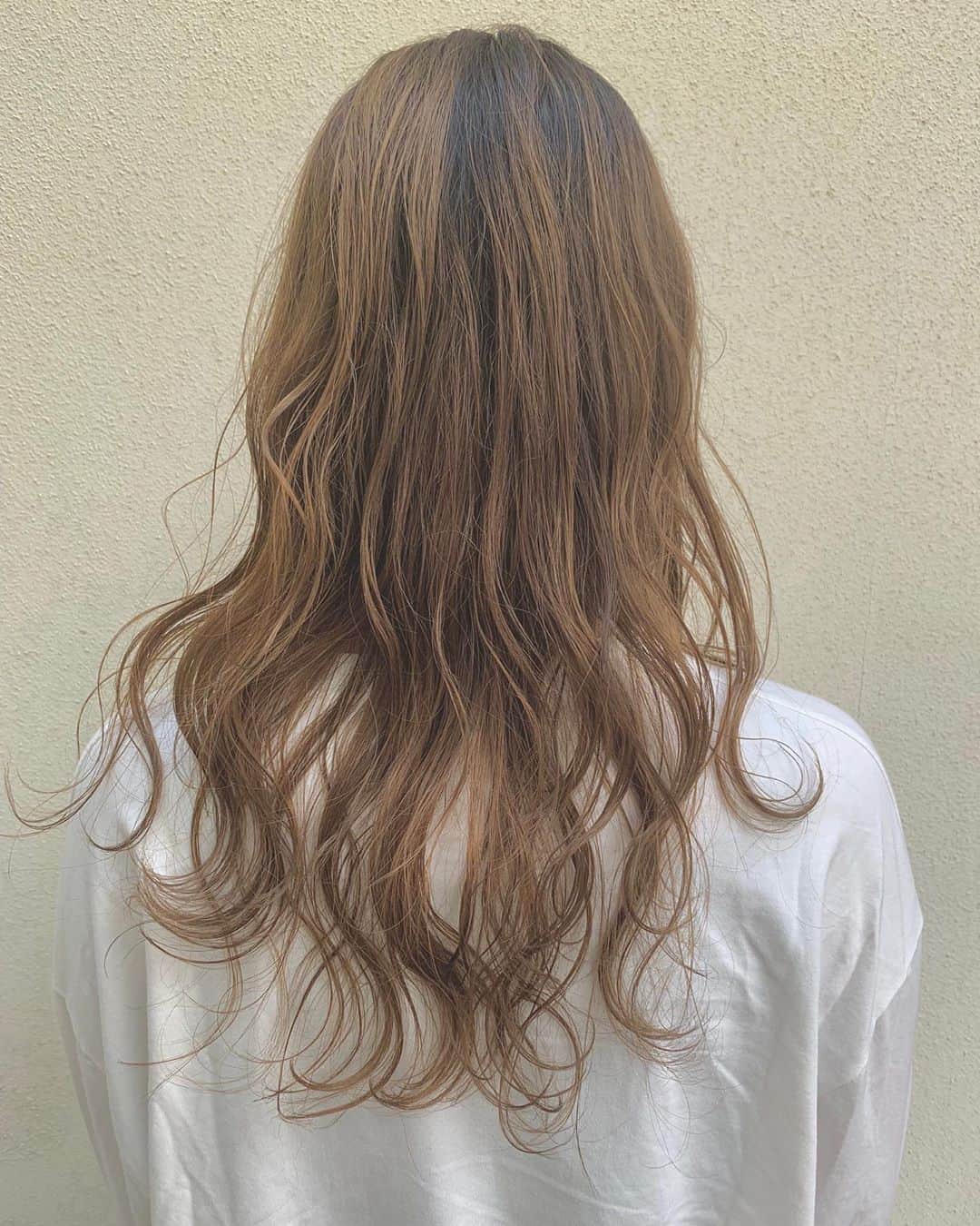 のインスタグラム：「New⭐️#nofilter  海で焼けた髪を 綺麗なベージュにしてもらいました😌 #グラデーション#ベージュ#beige#haircolor#ヘアカラー#ベージュアッシュ#ウェーブ巻き#自然光#ロングヘア#バレイヤージュ」