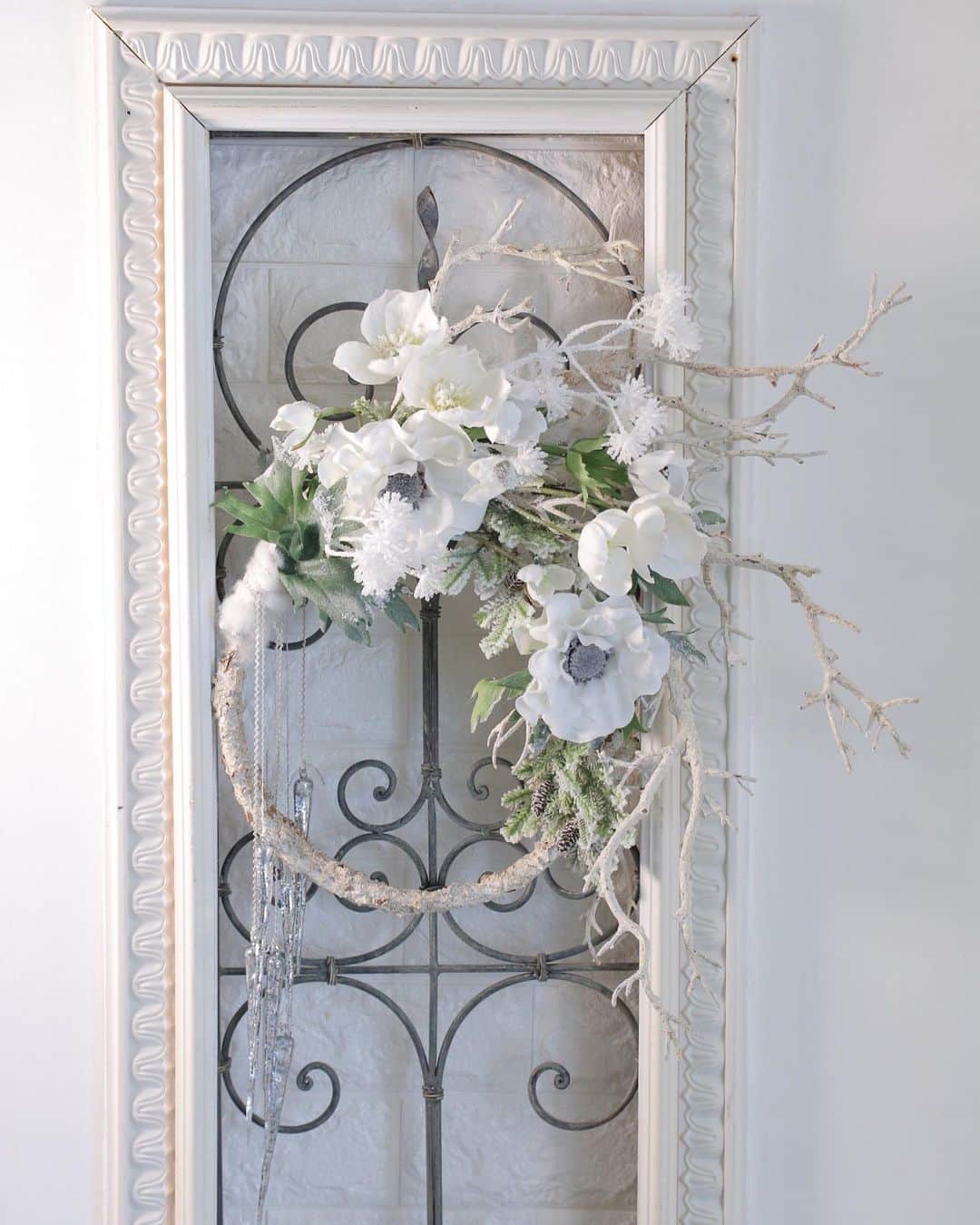 東京堂アーティフィシャルフラワーMAGIQのインスタグラム：「・ 【アーティフィシャルで季節を迎える】〜Winter Flower Home Decoration(ウィンターフラワー ホームデコレーション) ・ FX501 ナチュリエブランチ  FX1032 シュクレアネモネ  FX1021 シュクレシードベリー  FX1031 シュクレヘレボルス  FX924 スノーウィーシダーピック 【ハッピーハロウィンキャンペーン】開催中❗️ ○期間:10/4(金)〜10/24(木) 🔸参加方法🔸 ＠magiq.jp プロフィールURLサイト から詳細の確認の上参加お願いします。 #magiqハロウィン2019 ・ #TOKYODO#MAGIQ#MAGIQのある暮らし#東京堂#アーティフィシャルフラワー#アーティフィシャル#アートフラワー#造花#花のある暮らし#花のある生活 #花好きな人と繋がりたい#フラワーデザイン#フラワーアレンジメント#フラワーアレンジ#アレンジメント#花が好き#花を飾る#artificial#artificialflower #flowerofinstagram #flowersoninstagram#winterflowers #花藝#插花#花藝課#保鮮花#不凋花#꽃스타그램#조화」