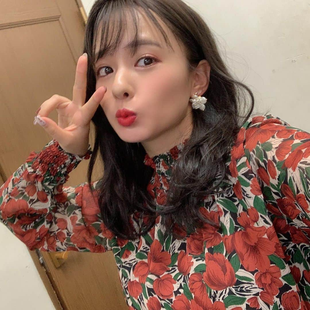 山田菜々さんのインスタグラム写真 - (山田菜々Instagram)「今回の #AINANAfes2019 ミニライブは﻿ 自分たちでセットリストを考えました☺︎﻿ ﻿ 卒業からのブランクをせめて少しでもバレないように、﻿ 卒業したからこそ歌って笑ってもらえるような...(笑)﻿ そんな演出できたらいいなっと思ってさ☺︎﻿ ﻿ 衣装もどうしようかって話てたときに、﻿ いつもお世話になってるブランドさんに借りよう﻿ ってなって一緒に選びに行ったの〜！﻿ ﻿ 大人シンプルだけど華やかにステージ映えするような﻿ そんなものにぴったり出会えました😋♡﻿ ﻿ #ECLIN さんでお借りしました。﻿ ワンピースといえばもうエクランってくらい﻿ わたしのなかでは好きなものが多すぎるのよ...🤦🏻‍♂️﻿ (今回も選ぶとき、すでに着てるのが多すぎてむしろそれ以外を探すのに少し苦戦したくらい😂)﻿ ﻿ 今回の花柄ワンピースもハイネックなのに苦しくなく、﻿ ウエストもきゅってなっていてほんと1枚シンプルに﻿ 着ればもぅそれだけでおしゃれになるアイテムでした☺︎﻿ ﻿ こちらはこの秋プライベートで買います😋💕笑﻿ ﻿ ちなみにイヤリングも #ECLIN です✨」10月8日 17時37分 - tannana.yamada