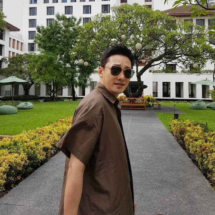ファン・ドンジュのインスタグラム：「방콕에 살고있는 동생 정욱이 와이프가 식사초대해줘서 밥먹으러 가는중!!!^^ㅎㅎㅎ 고마워요!!!^^」