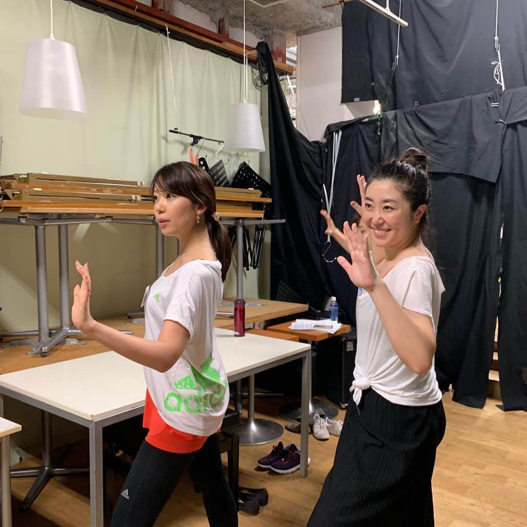 須黒清華のインスタグラム：「最近は… 仕事終わりにダンスして💃 久しぶりにピアノ🎹を弾いて、 みんなで歌って🎶 仲間たちとひとつの舞台を創り上げる楽しさを、日々味わっています✨ . アフターワークでミュージカルショーを創り上げるプロジェクト。 それぞれ、仕事も生活もある中、支えあいながら、本番に向けて頑張っています✨ . 毎回、みんながキラキラ輝いていく姿に胸が熱くなっています✨ 私自身ももっともっと練習頑張りますー🧜🏻‍♀️✨ #アフターワーク #アフターワークミュージカル #ミュージカルショー」