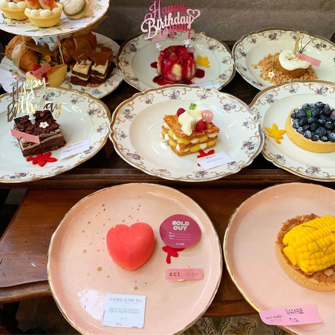 ゆうりちゃんさんのインスタグラム写真 - (ゆうりちゃんInstagram)「ケーキのディスプレイの センスが良すぎた🥺💕 この中からケーキを選びます✨ . 今週はまたソウルへ🇰🇷♡ . #韓国#韓国カフェ#釜山#釜山カフェ#アフタヌーンティー#ectbusan」10月8日 17時56分 - yuurichangram