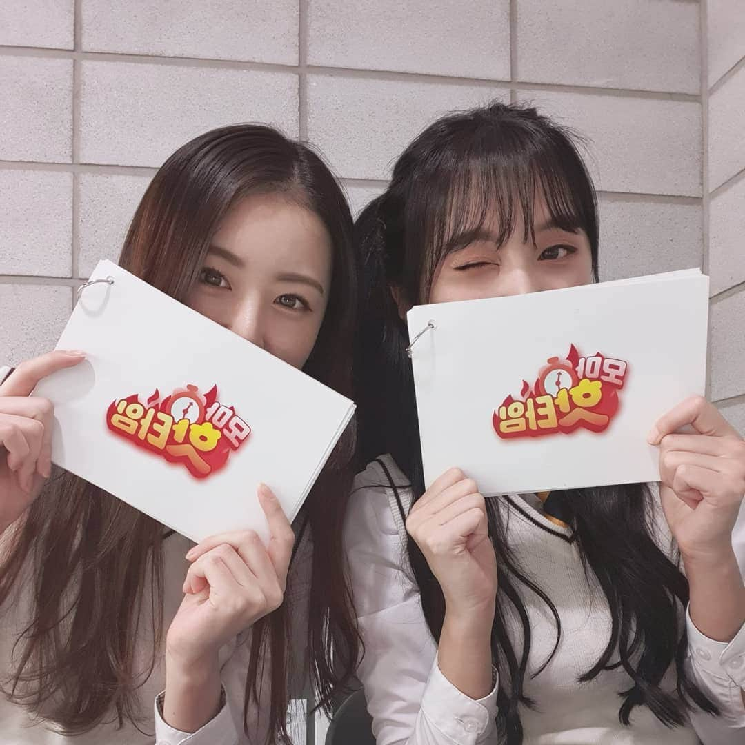 シアのインスタグラム：「유튜브 모마tv 6시 생방 시작합니다 놀러오세용!☆」