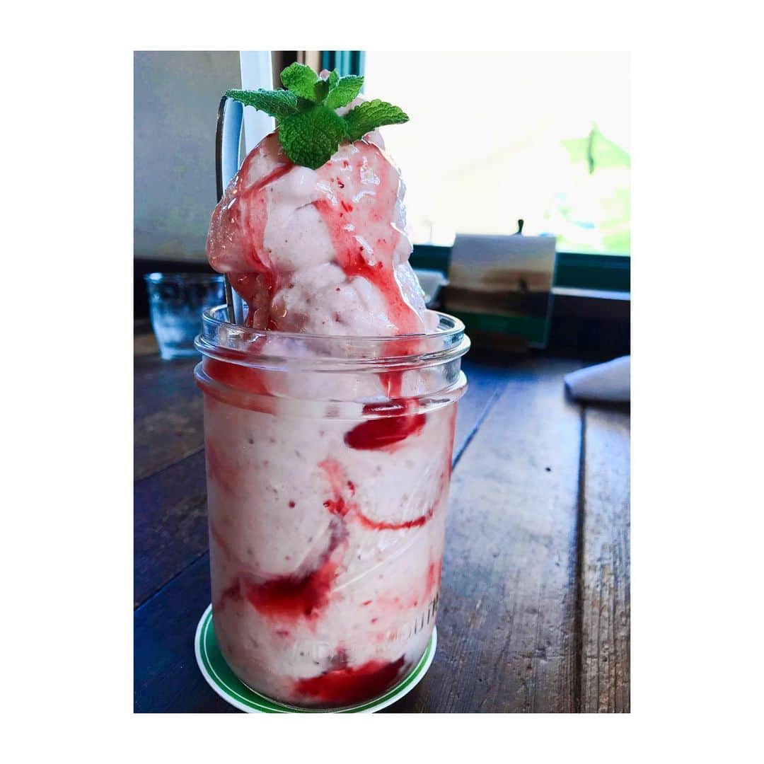 のインスタグラム：「🍓🍌smoothie 👅 #smoothie #fruit」