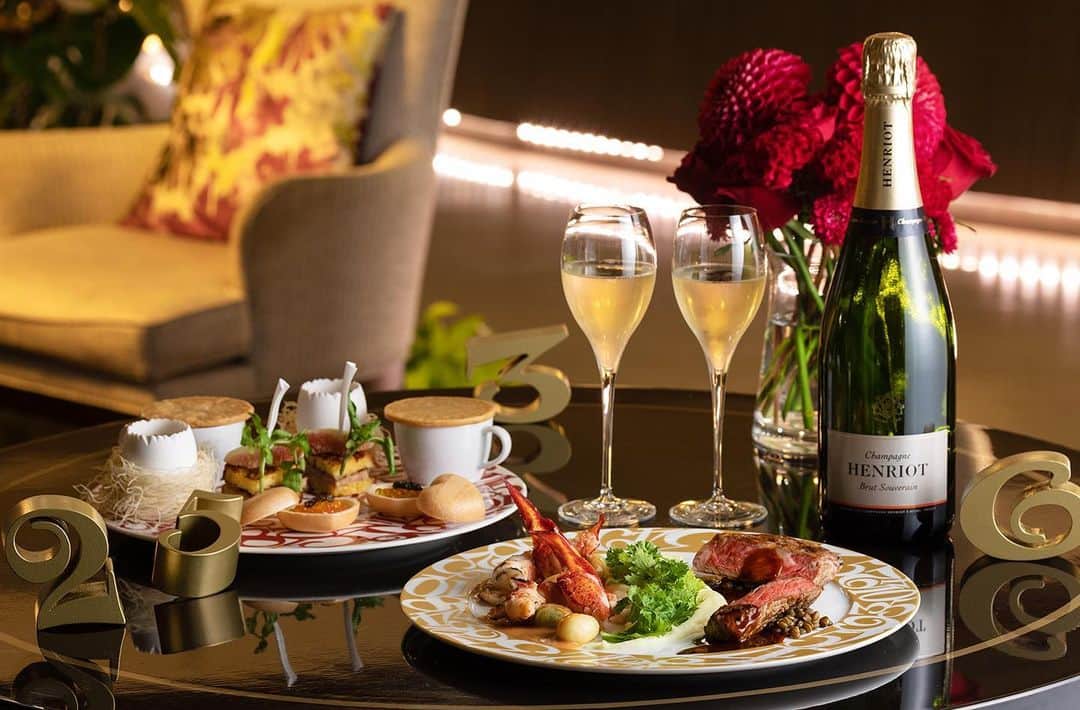 東京マリオットホテルさんのインスタグラム写真 - (東京マリオットホテルInstagram)「Champagne Free Flow – Brilliant Moment – 時が輝くシャンパン「アンリオ」と贅沢な料理のマリアージュをお楽しみいただけるイブニング ハイティー。 フランク ミュラーとマリオットが奏でるきらめく夕暮れ時の世界をご堪能ください。 Fresh and delicious in equal measure, Henriot Brut Souverain champagne is and exquisite match for this evening High Tea. Enjoy it free-flow with tastes of the season. #tokyomarriott #東京マリオットホテル #marriotthotels #marriott #マリオット #champagne #wine #ワイン #シャンパン #henriot #アンリオ #tokyogourmet #marriotthotels #marriottasiafb #hightea #ハイティー #hotel #tokyohotel #tokyotravel #traveltokyo #tokyo #東京 #shinagawa #品川 #飲み放題 #フリーフロー #franckmuller #フランクミュラー」10月8日 18時02分 - tokyomarriott