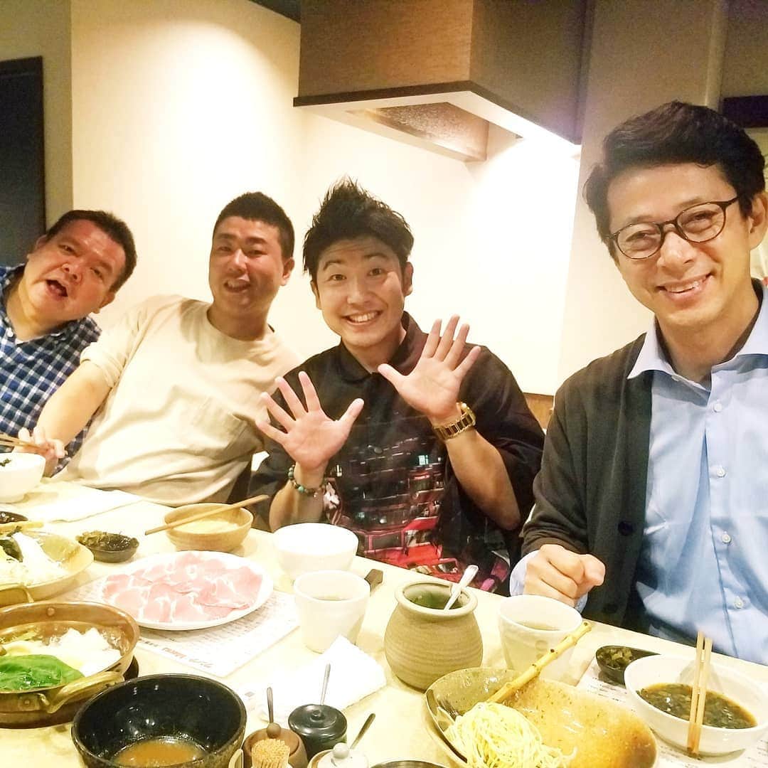 レイチェルのインスタグラム：「今週はNGKにて、  川畑さん座長週に出演させていただいておりますよ！  こちらの皆様も一緒に御出演されてますよ！  来週14日の月曜日までやっておりますので、宜しかったら是非是非ですよ！  #なんばグランド花月#NGK#吉本新喜劇#初日#ランチは#西川忠志 さん#今別府直之 さん#清水啓之 さん#と御一緒に#しゃぶしゃぶ#忠志さん#ホンマにホンマに#ご馳走様でした#😆😆😆🍴🍴🍴🎶🎶🎶✨✨✨」