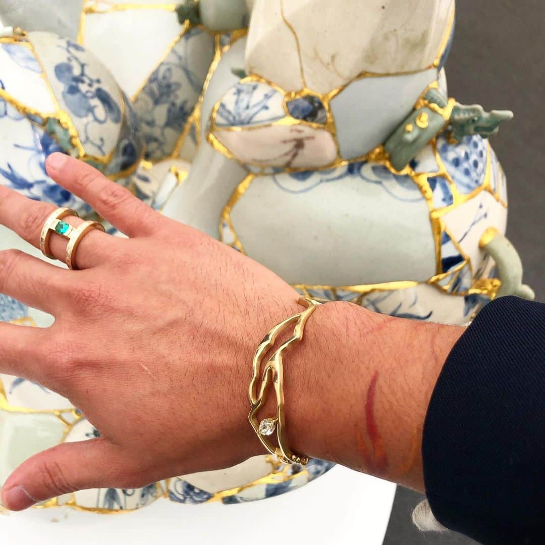稲木ジョージのインスタグラム：「@milamorejewelry #Kintsugi bangle over #Kintsugiart piece at the Frieze in London.」