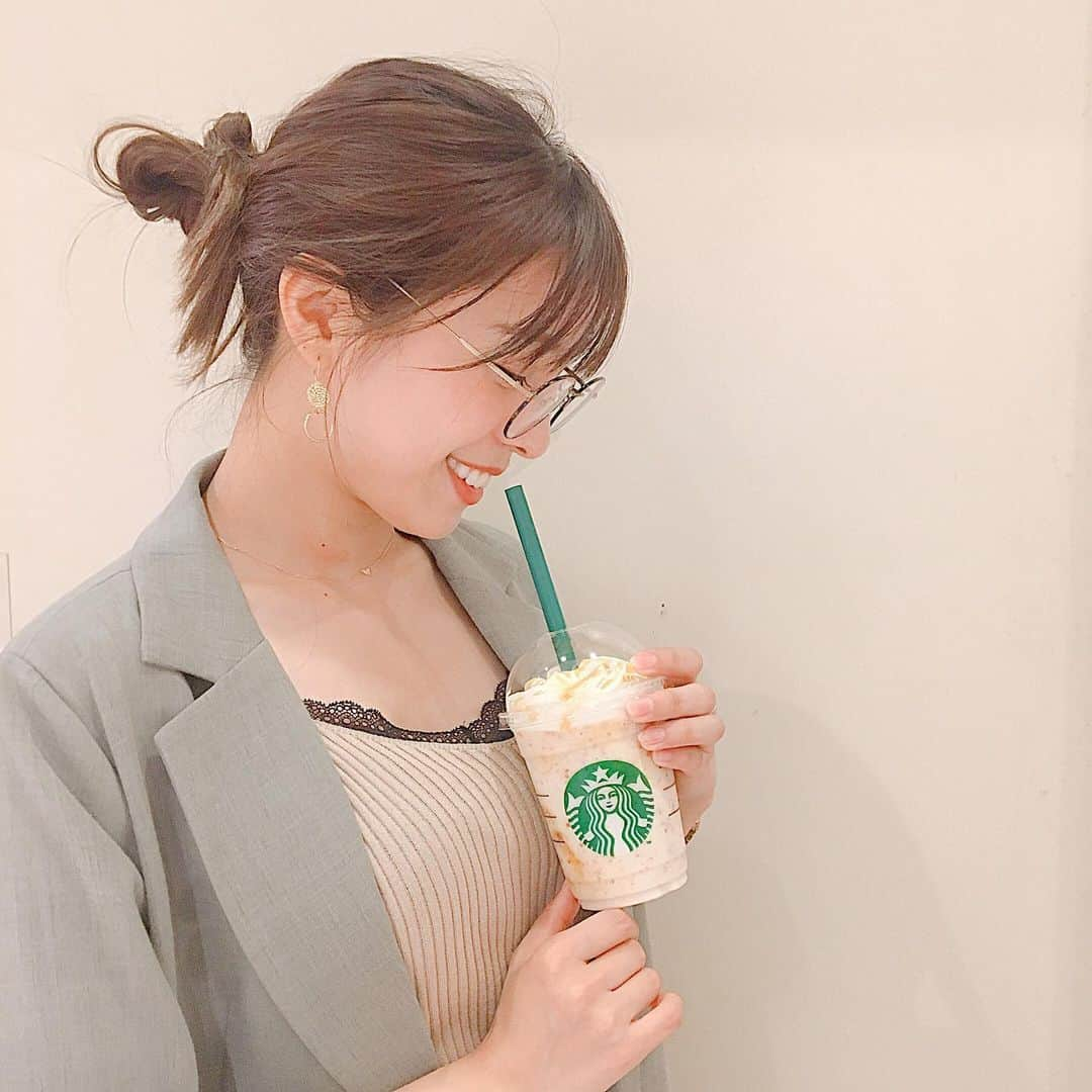 小嶋菜月さんのインスタグラム写真 - (小嶋菜月Instagram)「😋♥️ . . 先日、飲んだ スイートポテトゴールドフレペチーノ 美味しすぎたよーーー🥺💓 . . 芋けんぴ大好きだから最高❤️ . . あっ。 首は蚊に刺されました🦟🦟🦟🦟🦟🦟🦟🦟 . . 私のファンの方なら知ってくれてると思うけど… 毎年ありえないぐらい蚊に愛されます。。。 . . とっても迷惑で、毎年夏はイライラしています😡 . . お洋服は @u_dresser 👗 . .  #スタバ #スターバックス #新作 #スイートポテトゴールドフラペチーノ #☕️ #udresser」10月8日 18時21分 - kojimanatsuki_offical