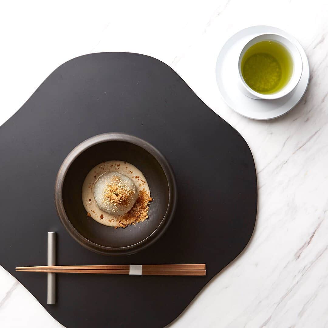 SHISEIDO THE GINZAさんのインスタグラム写真 - (SHISEIDO THE GINZAInstagram)「【秋の実りを感じる「季節の餅菓子／くるみ」】 当店4Fのカフェ&コミュニティースペース SHISEIDO THE TABLESでは、季節を5つに分けておもてなしをしています。  今日ご紹介するのは、季節の変化を楽しめる餅菓子。 東京浅草鳥越の完全予約制茶寮「菓子屋ここのつ」さんにつくっていただいています。 今季の餅菓子は、秋の実りを感じる「くるみ」。 手亡豆の白餡と甘辛く炊いたくるみを、道明寺で包みました。 黒蜜と生クリームのソースと共に。 ・ 11月19日（火）までの期間限定。 甘いものとドリンクのセットもご用意しております。  #shiseidothestore #shiseidothetables #季節の餅菓子 #餅菓子 #くるみ #胡桃 #菓子屋ここのつ #菓子屋ここのつ茶寮 #和菓子 #甘いもの #カフェ #cafe #銀座 #銀座カフェ #tokyoginza #food」10月8日 18時31分 - shiseidothestore