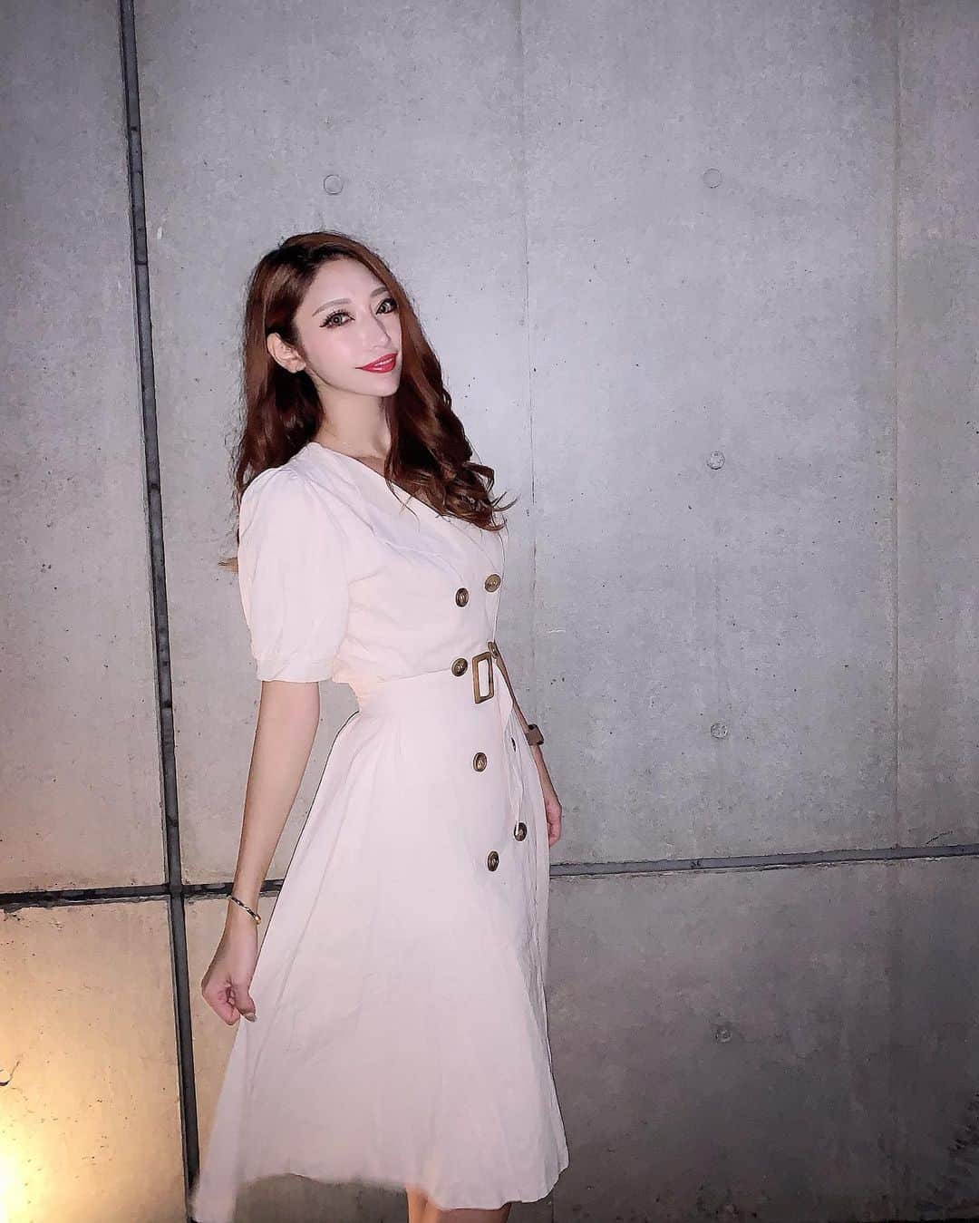 のインスタグラム：「. やっぱり秋服が一番好き🍁 トレンチワンピは @andrere___ 🧥💋 . . #ootd #autumn #トレンチワンピース #女神にしては甘め #りよにもらった赤リップ💄 #アクセントになって良いね」