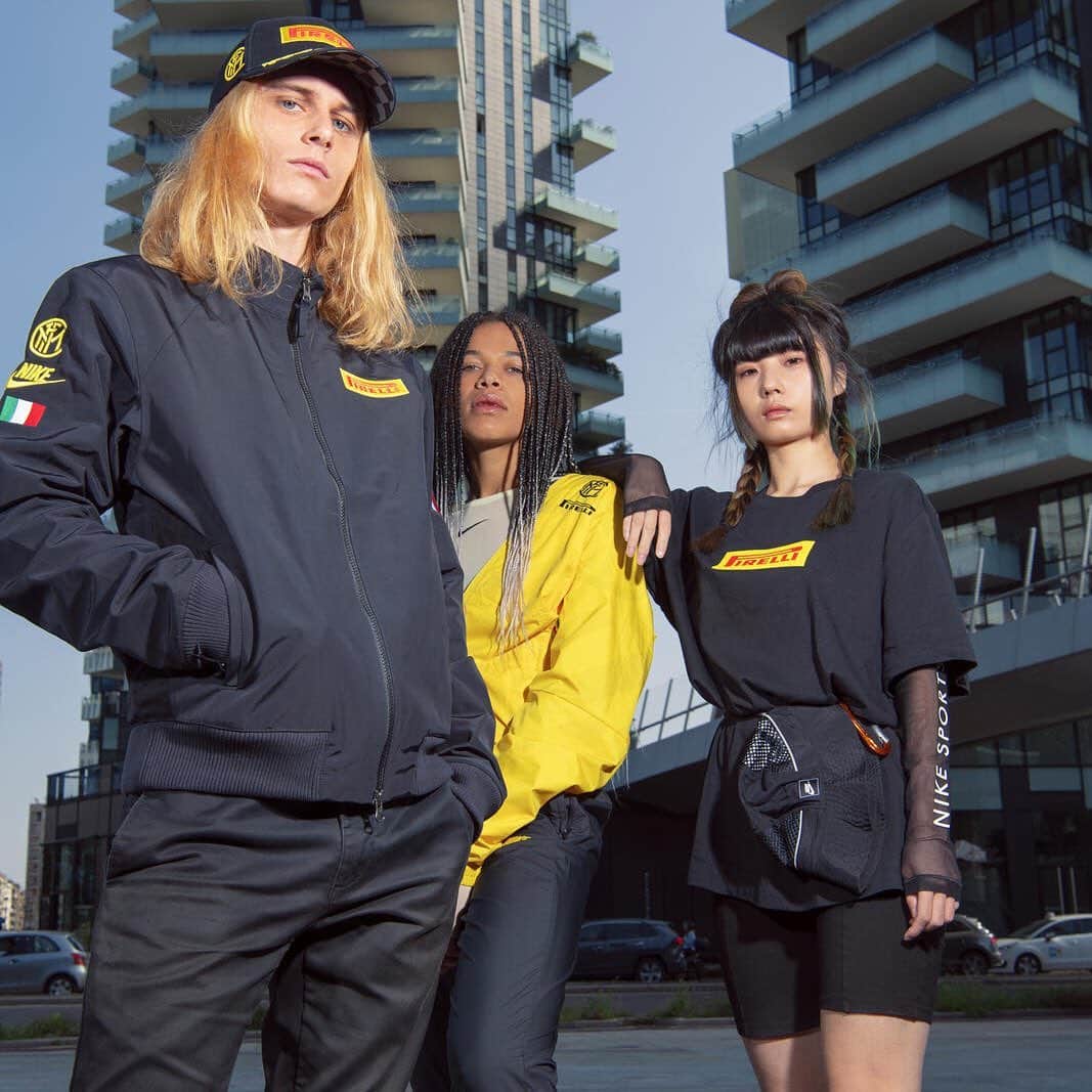 HYPEBEASTさんのインスタグラム写真 - (HYPEBEASTInstagram)「@hypebeaststyle: @nike, @inter and @pirelli have teamed up on a racing-inspired collection. Celebrating 25 years of partnership, the nine-piece capsule merges the world of motor racing with football and includes a NRG Jacket, hoodie, long-sleeved shirt, tee, sweats and a jumpsuit. Each piece has been decorated with graphics inspired by racetrack flags, as well as Inter Milan’s celebrated club crest, Pirelli’s logo, and the Nike Futura insignia. The gear is available now at Nike’s website, NikeLab Milano, Inter Milan’s online store and select retailers.⁠⠀ Photo: Nike」10月8日 18時28分 - hypebeast