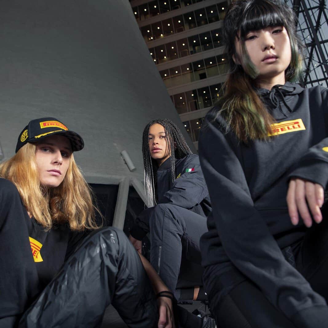 HYPEBEASTさんのインスタグラム写真 - (HYPEBEASTInstagram)「@hypebeaststyle: @nike, @inter and @pirelli have teamed up on a racing-inspired collection. Celebrating 25 years of partnership, the nine-piece capsule merges the world of motor racing with football and includes a NRG Jacket, hoodie, long-sleeved shirt, tee, sweats and a jumpsuit. Each piece has been decorated with graphics inspired by racetrack flags, as well as Inter Milan’s celebrated club crest, Pirelli’s logo, and the Nike Futura insignia. The gear is available now at Nike’s website, NikeLab Milano, Inter Milan’s online store and select retailers.⁠⠀ Photo: Nike」10月8日 18時28分 - hypebeast