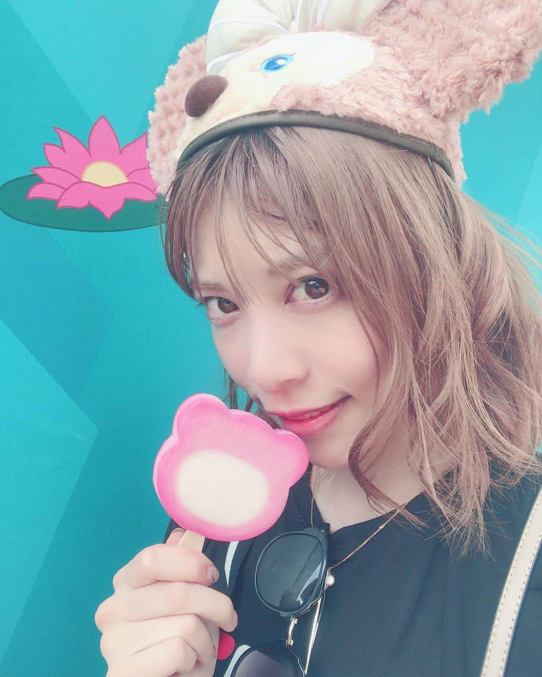 舞希セナさんのインスタグラム写真 - (舞希セナInstagram)「ロッツォハグベアのアイス💓  味は❤︎ いちごだよ(*Ü*)ﻌﻌﻌ  ーーーーーーーーーーーーーーーーーーーーーーーーーーーーーー✂️ #ディズニーランド #ロッツォ #香港 #アイス #スティッチ #フォトジェニック #おすすめ#迪斯尼 #中国語勉強中」10月8日 18時33分 - maiki.sena