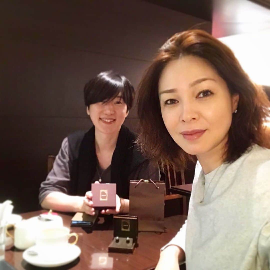 川原亜矢子のインスタグラム：「Love Black Pearl  #jewelry #pearl @redoute_bijoux #ayakokawaha #ジュエリー #パール #川原亜矢子」