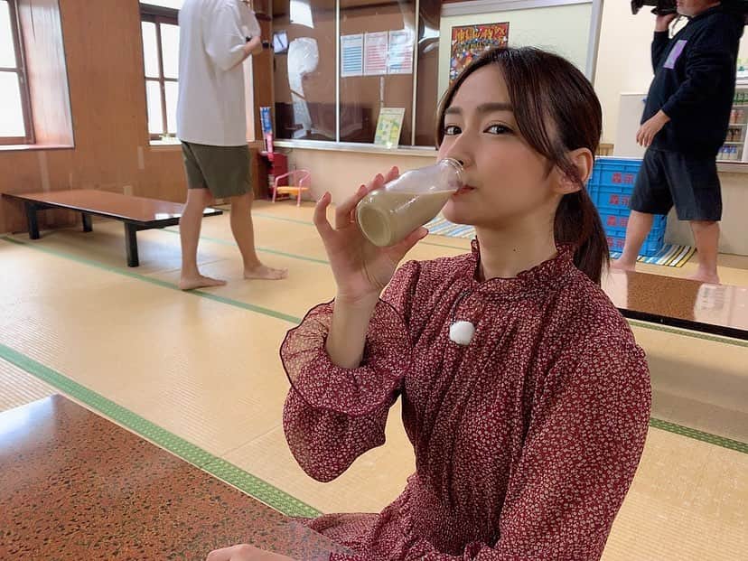 小泉遥さんのインスタグラム写真 - (小泉遥Instagram)「. . 温泉後のビンの牛乳は最高ですね🥛♡ ちなみに味はコーヒー牛乳派です♡ . みんなは何派？☺︎」10月8日 18時42分 - koiharu_official